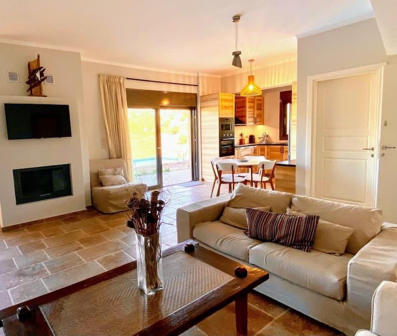 Summer House With A Pool Near Sea, Port & Airport Apartment Rafina  Exterior photo